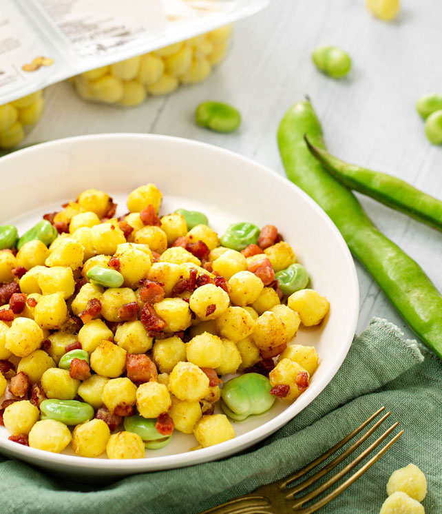 chicche di solo patate e acqua con fave e pancetta patarò