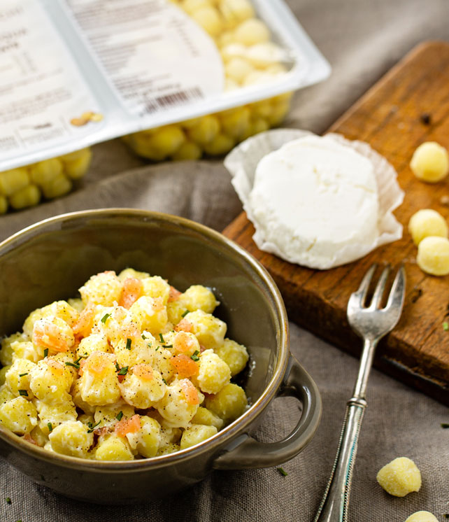 chicche di solo patate e acqua con salmone affumicato
