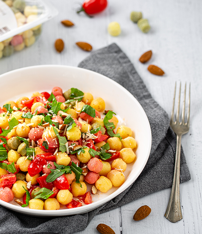 chicche tricolore con pomodorini, rucola e mandorle