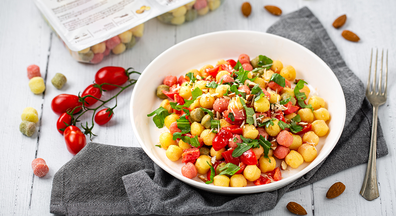 chicche tricolore pomodorini rucola e mandorle