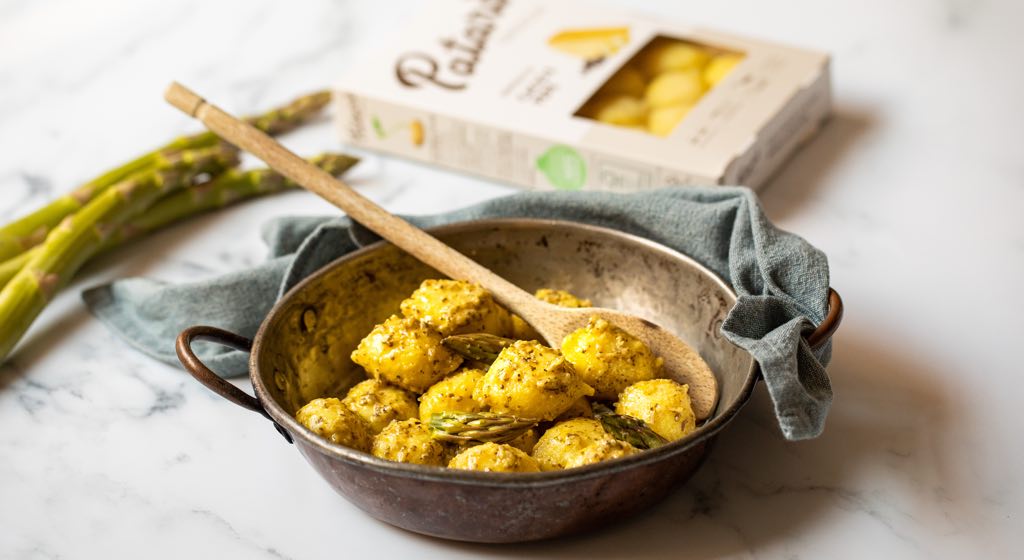 Gnocchi ripieni di cacio e pepe con crema di asparagi